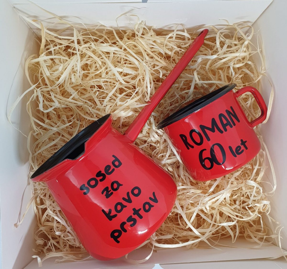 Personaliziran darilni komplet emajl džezva in 1 piskrček: rdeča barva - slika 2