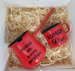 Personaliziran darilni komplet emajl džezva in 1 piskrček: rdeča barva - slika 2