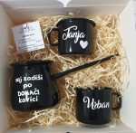 Personaliziran darilni komplet emajl džezva in 1 piskrček: črna barva