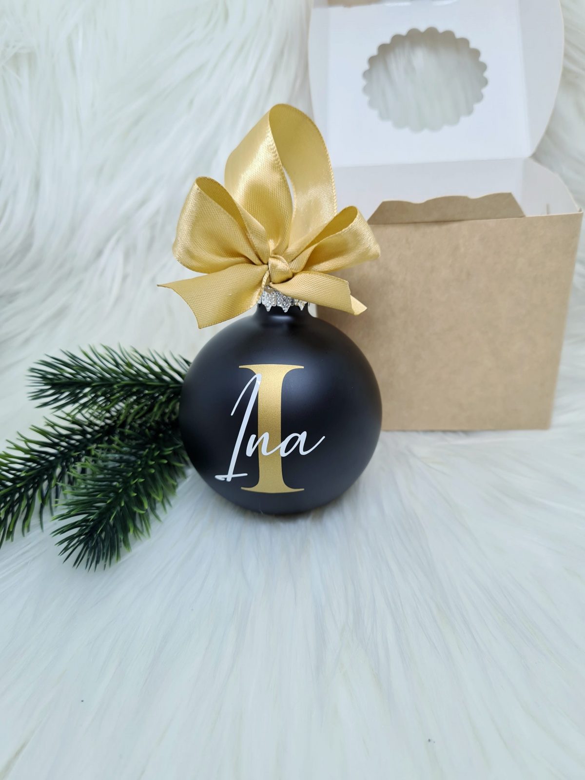 Personalizirana bunkica črna - okrasek za smrečico: Inicialka in ime - slika 2