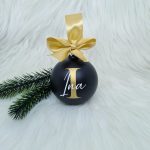 Personalizirana bunkica črna - okrasek za smrečico: Inicialka in ime