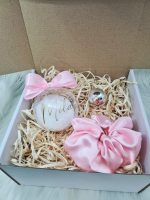 Darilni komplet: personalizirana bunkica, balzam za ustnice in scrunchie