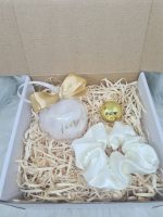 Darilni komplet: personalizirana bunkica, balzam za ustnice in scrunchie - slika 2