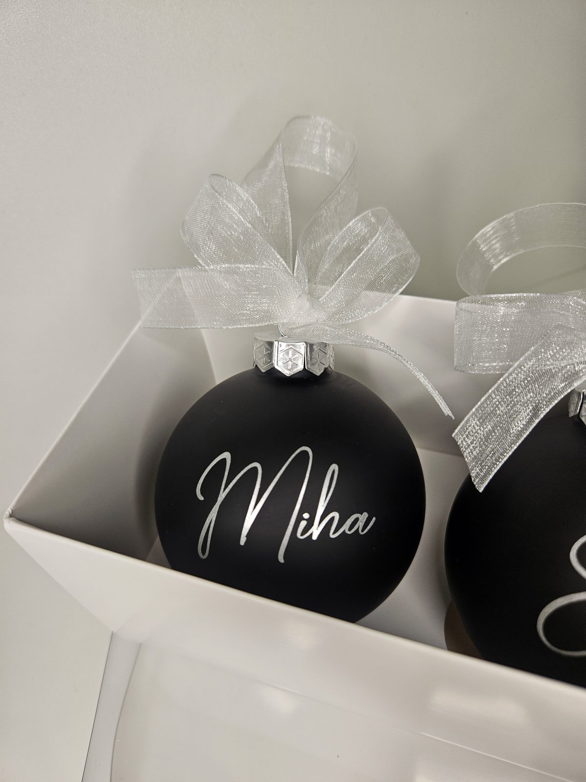 Komplet personaliziranih bunkic (okrasek za smrečico) - črne - slika 2