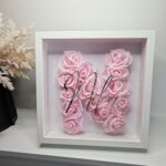 Personaliziran okvir z vrtnicami - inicialka in ime