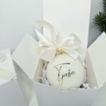 Personalizirana bunkica bež v darilni embalaži - okrasek za smrečico