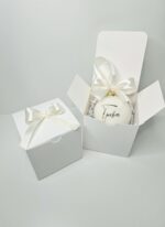 Personalizirana bunkica bež v darilni embalaži - okrasek za smrečico - slika 2