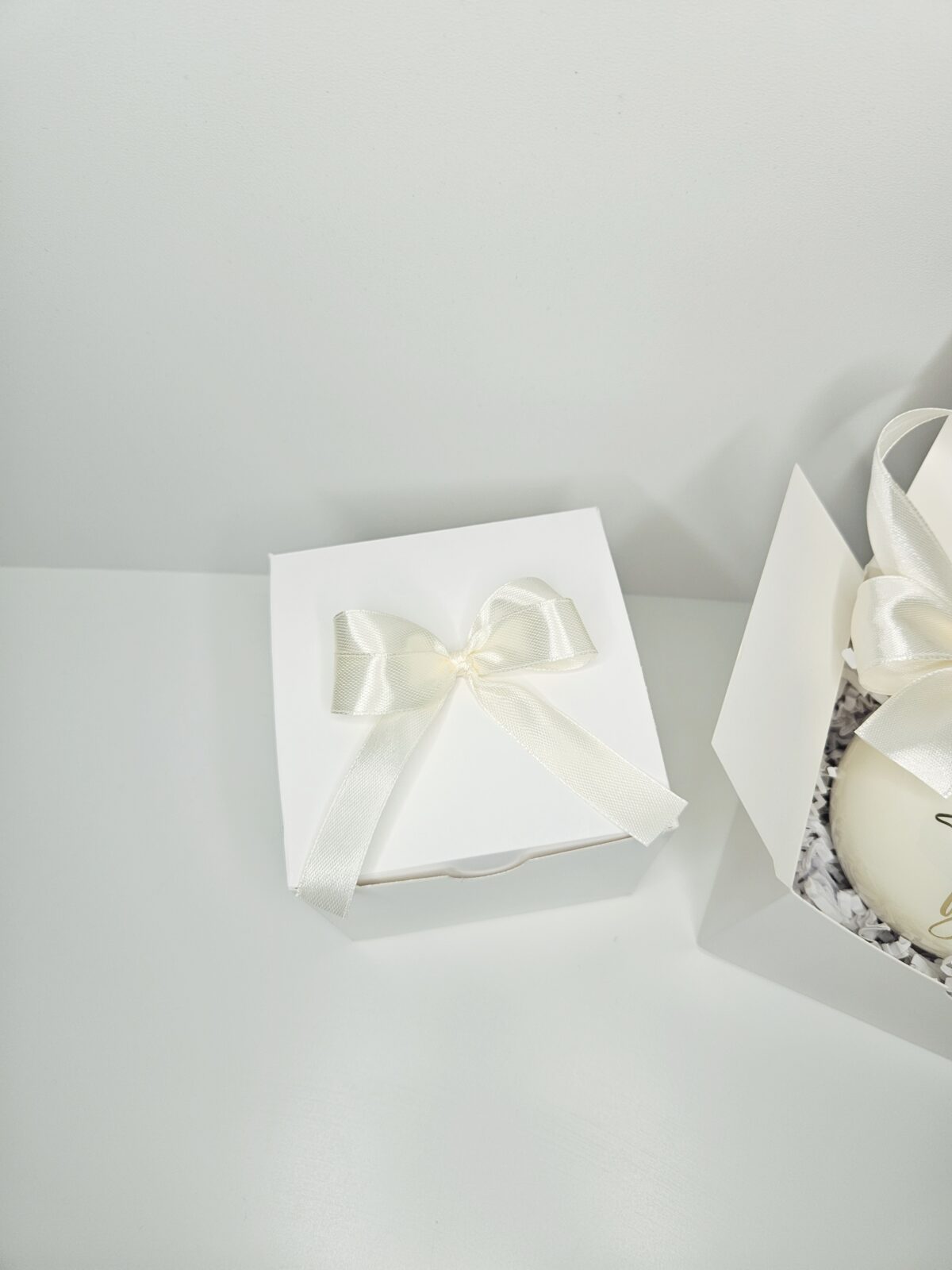 Personalizirana bunkica bež v darilni embalaži - okrasek za smrečico - slika 3