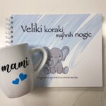 Otroški album in skodelica za mamice: moder