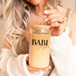 Kozarec s pokrovom in slamico: babi in ime