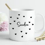 Skodelica črni srčki – personalizirano ime